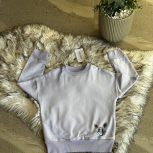 ⁦سويتشيرت برسمة أرنب – لمسة من الأناقة والراحة⁩ - الصورة ⁦1⁩