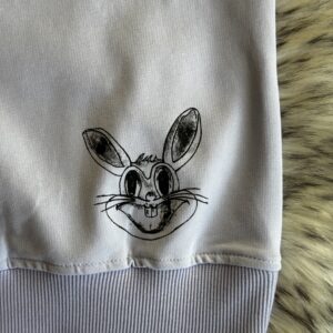 ⁦سويتشيرت برسمة أرنب – لمسة من الأناقة والراحة⁩ - الصورة ⁦3⁩