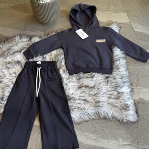 ⁦طقم أطفال باللون الرمادي الداكن⁩ - الصورة ⁦1⁩