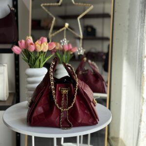 ⁦Chanel Burgundy Chain Bag (شانيل هوبو)⁩ - الصورة ⁦1⁩